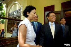 លោកស្រី Eva Nguyen Binh ឯកអគ្គរដ្ឋទូត​បារាំង​ប្រចាំ​នៅ​កម្ពុជា ជួប​ជាមួយ​លោក កឹម សុខា ប្រធាន​គណបក្ស​សង្គ្រោះ​ជាតិ​ដែល​ត្រូវបាន​រំលាយ នៅ​ព្រឹក​ថ្ងៃ​ទី​១១ ខែ​វិច្ឆិកា ឆ្នាំ​២០១៩ នៅ​គេហដ្ឋាន​របស់​លោក កឹម សុខា ក្នុង​រាជធានី​ភ្នំពេញ មួយ​ថ្ងៃ​ក្រោយពី​តុលាការ​សម្រេច​ដោះលែង​លោក​ពី​ការឃុំឃាំង​ក្នុង​ផ្ទះ​ដោយ​នៅ​បន្ត​មាន​លក្ខខណ្ឌ​រឹតត្បិត​បន្ត​ទៀត។ (ទុំ ម្លិះ/VOA)