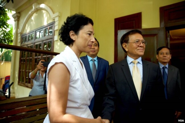 លោកស្រី Eva Nguyen Binh ឯកអគ្គរដ្ឋទូតបារាំងប្រចាំនៅកម្ពុជា ជួបជាមួយលោក កឹម សុខា ប្រធានគណបក្សសង្គ្រោះជាតិដែលត្រូវបានរំលាយ នៅព្រឹកថ្ងៃទី១១ ខែវិច្ឆិកា ឆ្នាំ២០១៩ នៅគេហដ្ឋានរបស់លោក កឹម សុខា ក្នុងរាជធានីភ្នំពេញ មួយថ្ងៃក្រោយពីតុលាការសម្រេចដោះលែងលោកពីការឃុំឃាំងក្នុងផ្ទះដោយនៅបន្តមានលក្ខខណ្ឌរឹតត្បិតបន្តទៀត។ (ទុំ ម្លិះ/VOA)