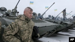 5일 우크라이나 지토미르 인근 군기지에서 페트로 포로셴코 대통령이 참석한 가운데, 군 장비 조달을 기념하는 행사가 열렸다.