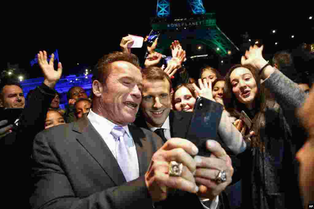 프랑스 파리에서 열린 &#39;하나의 지구(원 플래닛)&#39; 정상회의에 참석한 에마뉘엘 마크롱 프랑스 대통령(가운데 오른쪽)과 아놀드 슈왈츠제네거 전 캘리포니아 주지사(가운데 왼쪽)가 센강 유람선 위에서 젊은이들과 셀피를 찍고 있다.