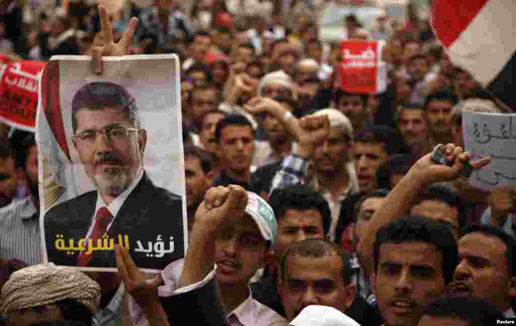 مصر کے برطرف کے گئے صدر محمد مرسی کے حامی فوج کے انتباہ کے باوجود دارالحکومت قاہرہ میں بدستور دھرنے دیئے ہوئے ہیں۔