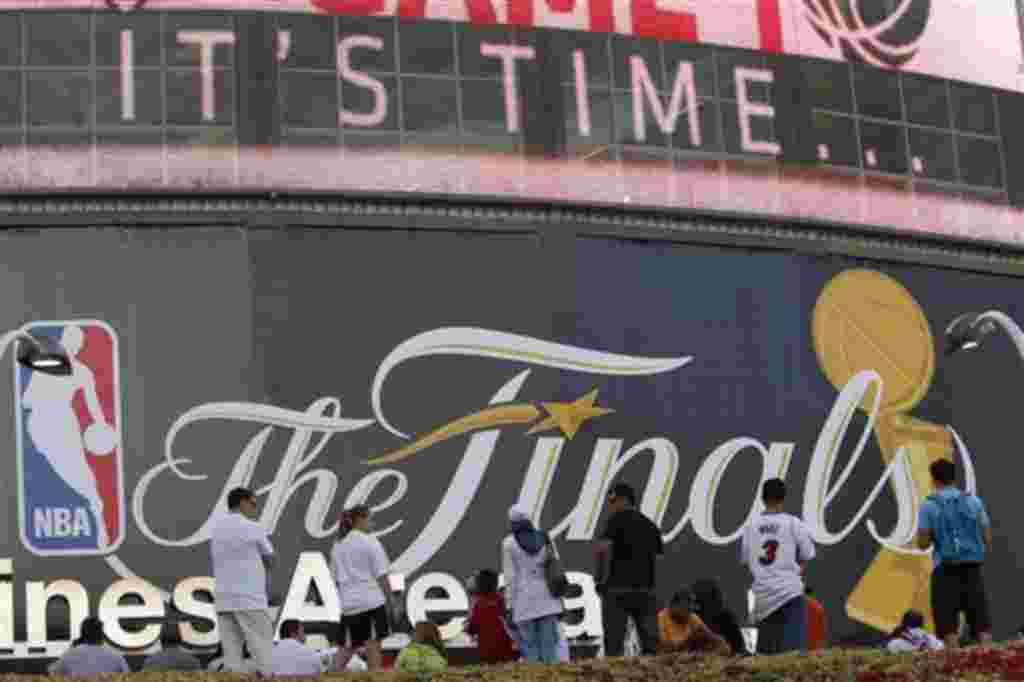 Decenas de fanáticos esperaban desde muy temprano en el American Airlines Arena, en Miami, el inicio del primer partido que disputan los Mavericks de Dallas y los Heat de Miami.