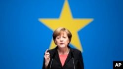 Thủ tướng Đức Angela Merkel nói Liên hiệp châu Âu sẽ gia tăng các biện pháp trừng phạt kinh tế nếu Nga không dùng ảnh hưởng để kiềm chế thành phần ly khai thân Nga ở miền đông Ukraine