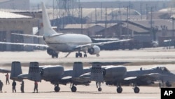 지난 2013년 4월 한국 오산 공군기지에서 미-한 키 리졸브 연합훈련에 참가한 미 공군 A-10 공격기들이 이륙 준비를 하고 있다. (자료사진)