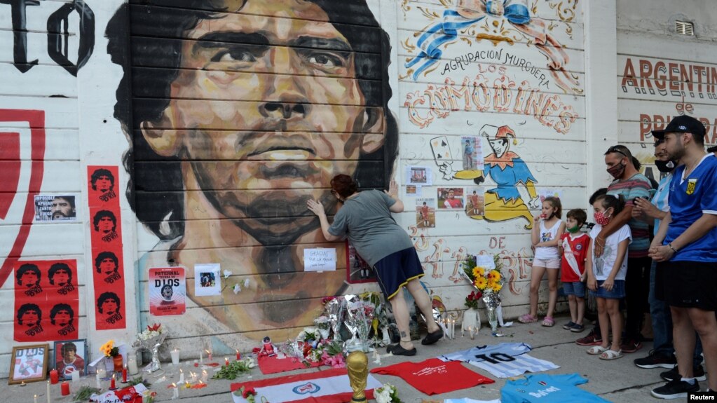 Bota kujton madhështinë e Maradonës