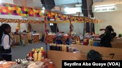 Les exposants de la région de Ziguinchor, le 25 décembre 2017. (VOA/Seydina Aba Gueye)