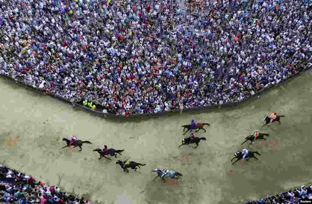 Kuda-kuda berpacu di musim latihan balap kuda &quot;Palio&quot; di Siena, Italia, 1 Juli 2015.