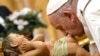 A Noël, le pape célèbre l'amour "gratuit", gage de paix