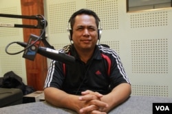 FILE - Kem Ley discusses the meaning of color revolution and freedom of expression in Cambodia during Hello VOA call-in show in Phnom Penh, June 30, 2016. (Lim Sothy/VOA Khmer)