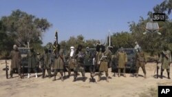 Abubakar Shekau, au centre, le leader de Boko Haram parle depuis un lieu non identifié-vidéo publiée par Boko Haram le 31 octobre 2014. 