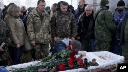 یورکرین میں ایک فوجی کا جنازہ جسے روس نواز علیحدگی پسندوں نے گولی مار کر ہلاک کر دیا تھا۔ فائل فوٹو