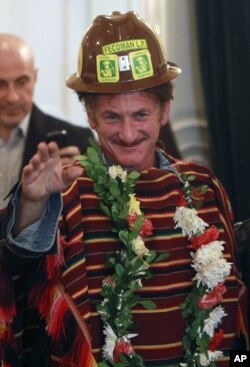 Sean Penn, vestido con el poncho tradicional índigena de Bolivia.