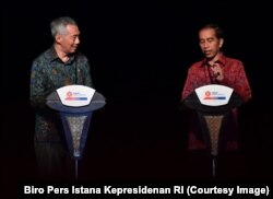 Presiden Jokowi dan Perdana Menteri Singapura Lee Hsien Loong saat melakukan konferensi pers di Hotel Sofitel, Nusa Dua, Bali, 11 Oktober 2018. (Foto: Biro Pers Istana Kepresidenan RI)