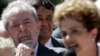 Lula da Silva ouvindo Dilma Rousseff à saída do Palácio do Planalto