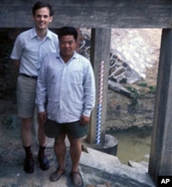 资料照：林培瑞(后)和一位中国工人在一起合影。
