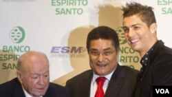 Eusebio, kiri ketika mendampingi Cristiano Ronaldo menerima trofi sepatu emas dari legenda sepakbola Real Madrid, Alfredo Di Stefano di Madrid, Spanyol. (03/11)