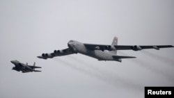 지난 2016년 경기도 평택시 주한미군 오산공군기지 상공에서 B-52 장거리 폭격기가 한국 공군 F-15K(왼쪽)의 호위를 받으며 비행하고 있다.