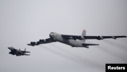 飛過烏山空軍基地的美國B-52轟炸機。（2016年1月10日）
