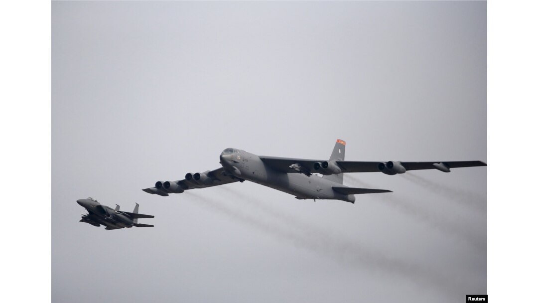 지난 2016년 1월 한반도에 전개한 미 공군 B-52 장거리전략폭격기가(오른쪽) 한국 공군 F-15K 전투기와 나란히 비행하고 있다. 미국 국방부는 B-52 폭격기가 올해 '맥스선더' 미한 연합훈련에 참가할 계획이었지만 한국 국방부의 요청으로 취소됐다는 한국 정부 관계자의 말은 사실과 다르다고 16일 확인했다.