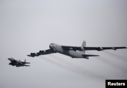 지난 2016년 1월 한반도에 전개한 미 공군 B-52 장거리전략폭격기가(오른쪽) 한국 공군 F-15K 전투기와 나란히 비행하고 있다. 미국 국방부는 B-52 폭격기가 올해 '맥스선더' 미한 연합훈련에 참가할 계획이었지만 한국 국방부의 요청으로 취소됐다는 한국 정부 관계자의 말은 사실과 다르다고 16일 확인했다.