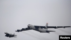 지난 2016년 경기도 평택시 주한미군 오산공군기지 상공에서 B-52 장거리 폭격기가 한국 공군 F-15K(왼쪽)의 호위를 받으며 비행하고 있다.