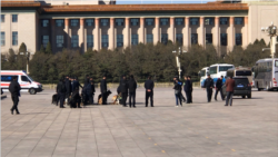 2019年3月15日，北京两会安保人员携警犬在人民大会堂前集合（美国之音叶兵拍摄）