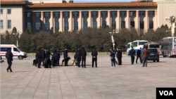 2019年3月15日，北京兩會安保人員攜警犬在人民大會堂前集合（美國之音葉兵拍攝）