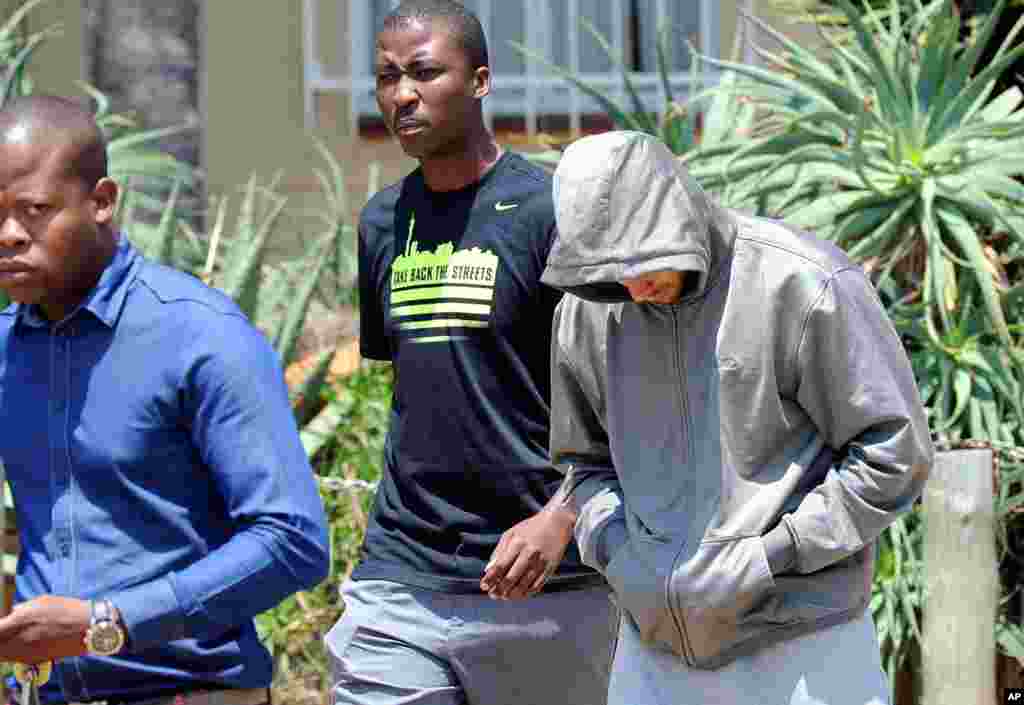 2013年2月14日，奧運跑步健將奧斯卡.皮斯托利斯離開南非比勒陀利亞以東的博斯赫科普警察局。