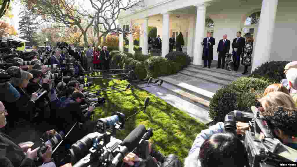 پرزیدنت ترامپ روز دوشنبه در محوطه موسوم به &laquo;باغ گل رُز&raquo; (&zwnj;رُز گاردن) در کاخ سفید، کُنِن را، که حالا دیگر کاملا خوب شده است در معرض دید خبرنگاران قرار داد.