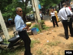 U.S. President Barack Obama drinks from a fresh coconut along the banks of the Mekong River in the Luang Prabang, Laos, Sept. 7, 2016. (M. Salinas/VOA)