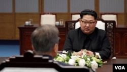 지난 4월 김정은 북한 국무위원장이 판문점 평화의집 2층 회담장에서 문재인 한국 대통령과 남북정상회담을 하고 있다. 