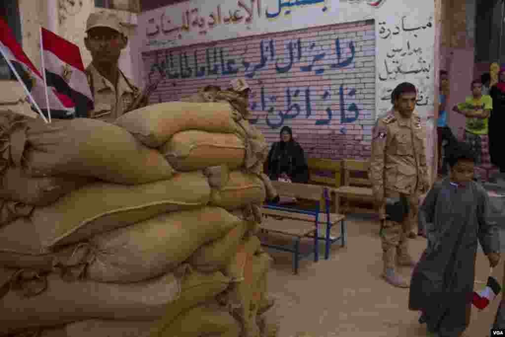 Security outside a polling station in Cairo, May 27, 2014. (Hamada Elrasam /VOA)