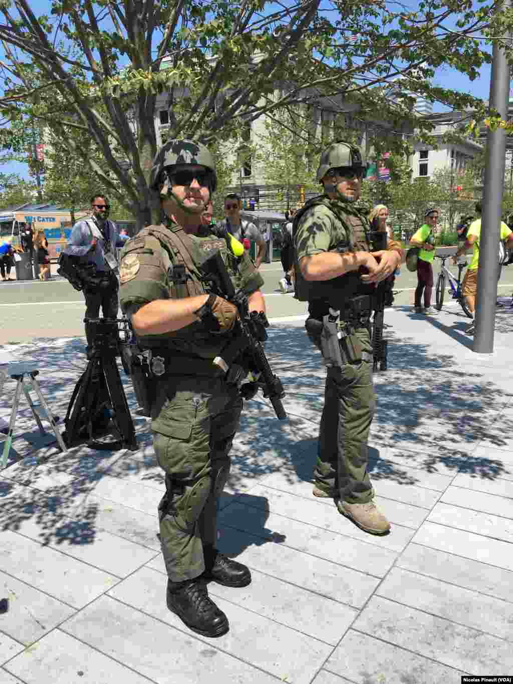 Des militaires patrouillent pour assurer la sécurité de la convention républicaine, Public Square, Cleveland, le 19 juillet 2016 (VOA/Nicolas Pinault)