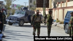 25일 파키스탄 무장경찰관들이 전날 총격 테러가 발생한 경찰훈련소 입구를 지키고 있다.