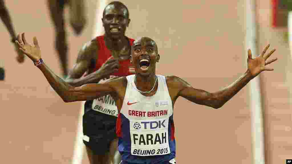 Britain&#39;s Mo Farah celebrates after winning the gold medal in the men&#39;s 10,000m final at the World Athletics Championships at the Bird&#39;s Nest stadium in Beijing, Saturday, Aug. 22, 2015