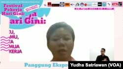 Perwakilan dari Komnas Perempuan saat menyampaikan orasi singkat dalam Festival Pekerja Hari Gini secara daring merayakan Hari Buruh (1/5). (Foto: VOA/ Yudha Satriawan)