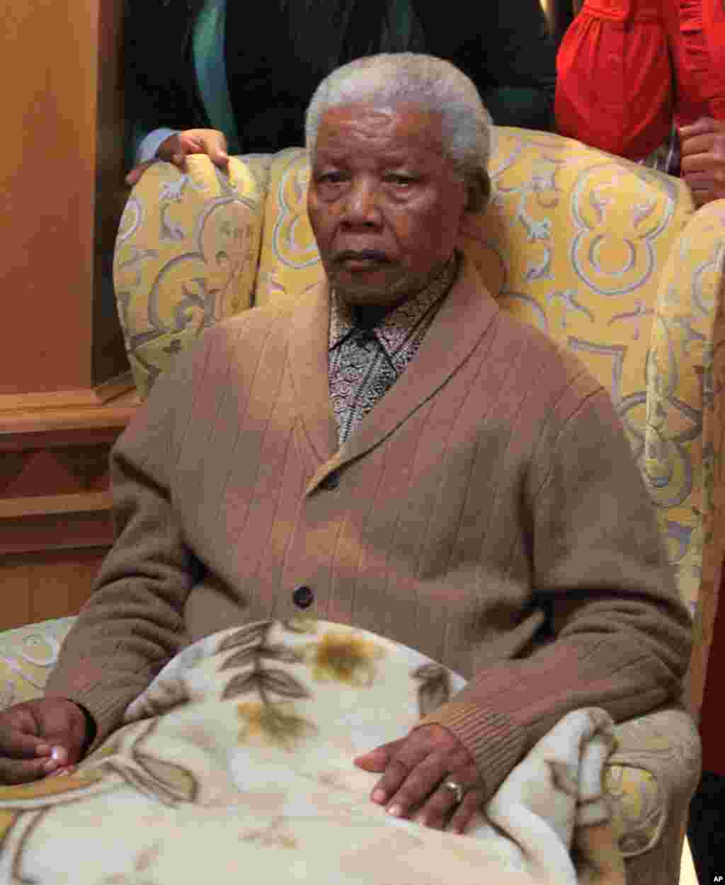 Mandela berpose untuk sebuah foto setelah menerima obor perayaan 100 tahun Kongres National Afrika (ANC) di desa tempat ia berasal, Qunu, 30 Mei 2012.