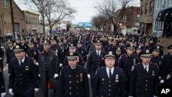 大批紐約市警察在1月4日(星期日)到達紐約市布魯克林區出席華裔警探劉文健的喪禮