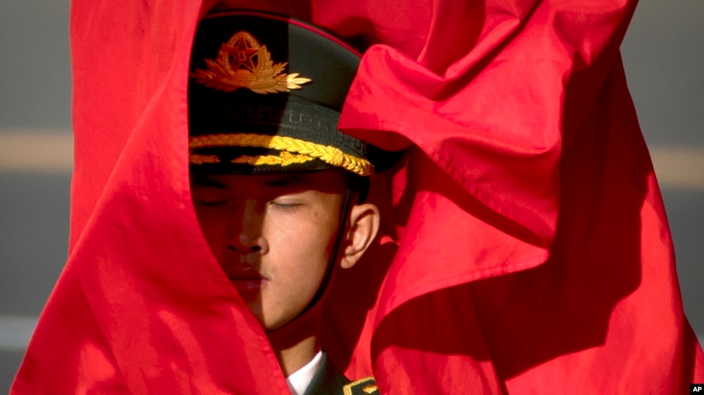 Một người lính trong buổi lễ đón tiếp Chủ tịch Trần Đại Quang tại Đại Sảnh đường Nhân dân ở Bắc Kinh ngày 11/5/17