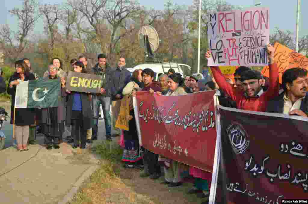 دہشت گردی کے خلاف احتجاجی مظاہرہ میں شریک افراد۔