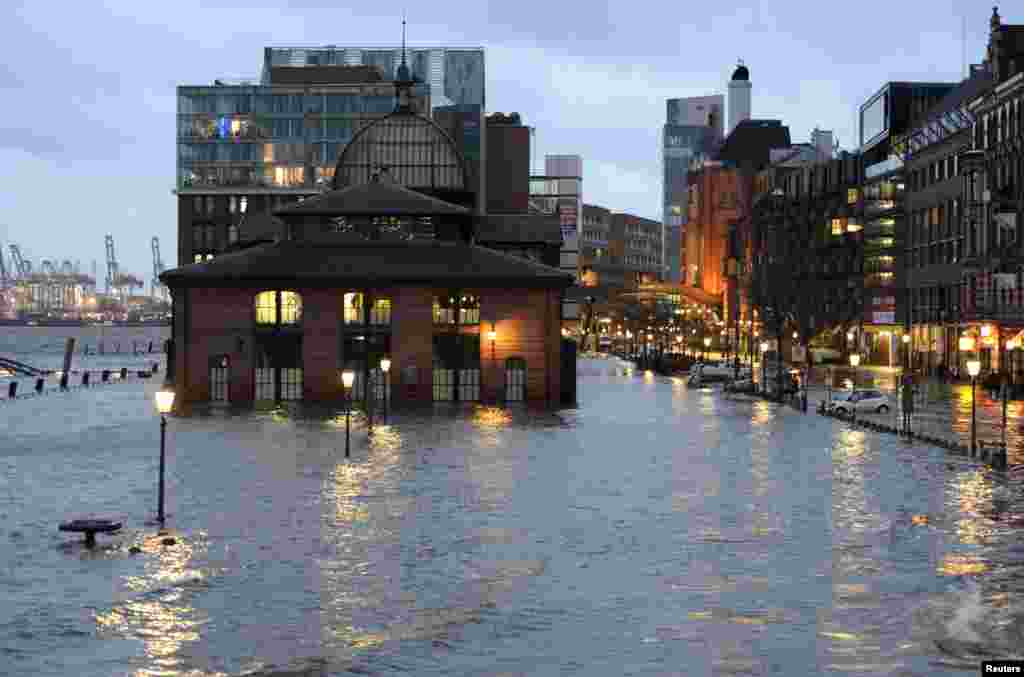 El famoso mercado de pescado en el puerto de Hamburgo, Alemania, como quedó inundado.