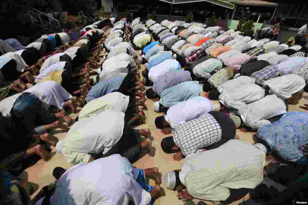 Muslims pray during a funeral for victims of a fire at Yaeway cemetery, Rangoon, Burma, April 2, 2013.