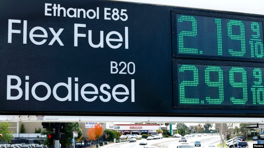 Papan harga BBM di stasiun pengisian bahan bakar di San Diego, California, 8 Januari 2015.