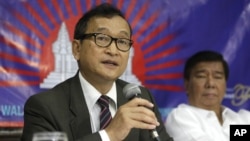 Speaking from Rangoon, Sam Rainsy told VOA Khmer that Burma has turned away from its dictatorial past and allowed its opposition leader to join parliament, file photo.