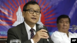 Cambodian opposition leader Sam Rainsy, left, who is currently living in exile in France, file photo. 