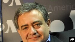 O Ηλίας Καραγιάννης στο στούντιο της VOA.