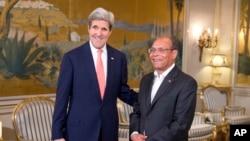 US Secretary of State John Kerry, left, meets with Tunisian President Mohamed Moncef Marzoui at the Carthage President's residence,Tuesday, Feb. 18, 2014, in Tunis.