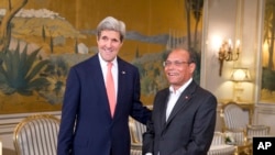 Menteri Luar Negeri Amerika John Kerry, kiri bertemu dengan Presiden Tunisia Mohamed Moncef Marzoui di kediamannya, Selasa 18 Februari 2014.