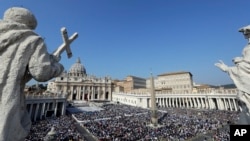 2018年10月14日，在梵蒂冈，教宗方济各主持教会仪式时的圣彼得广场。