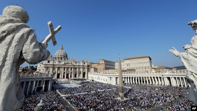 2018年10月14日，在梵蒂冈，教宗方济各主持教会仪式时的圣彼得广场。